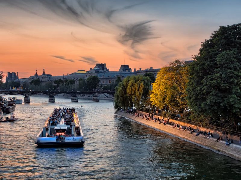 Vi vu trên dòng sông Seine thơ mộng giữa kinh đô Paris 2