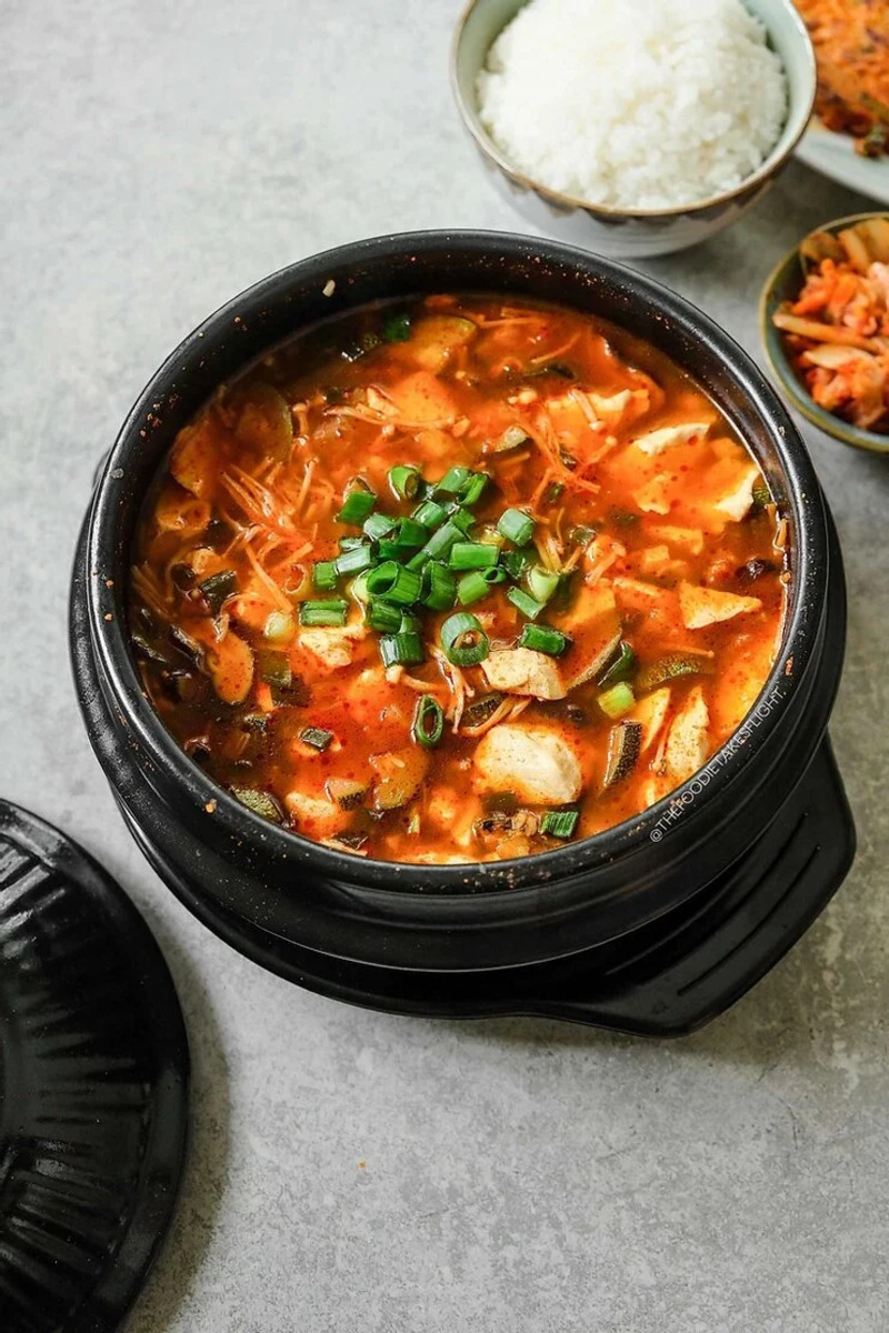 Sundubu Jjigae: Món canh đậu phụ non nổi tiếng xứ kim chi 7