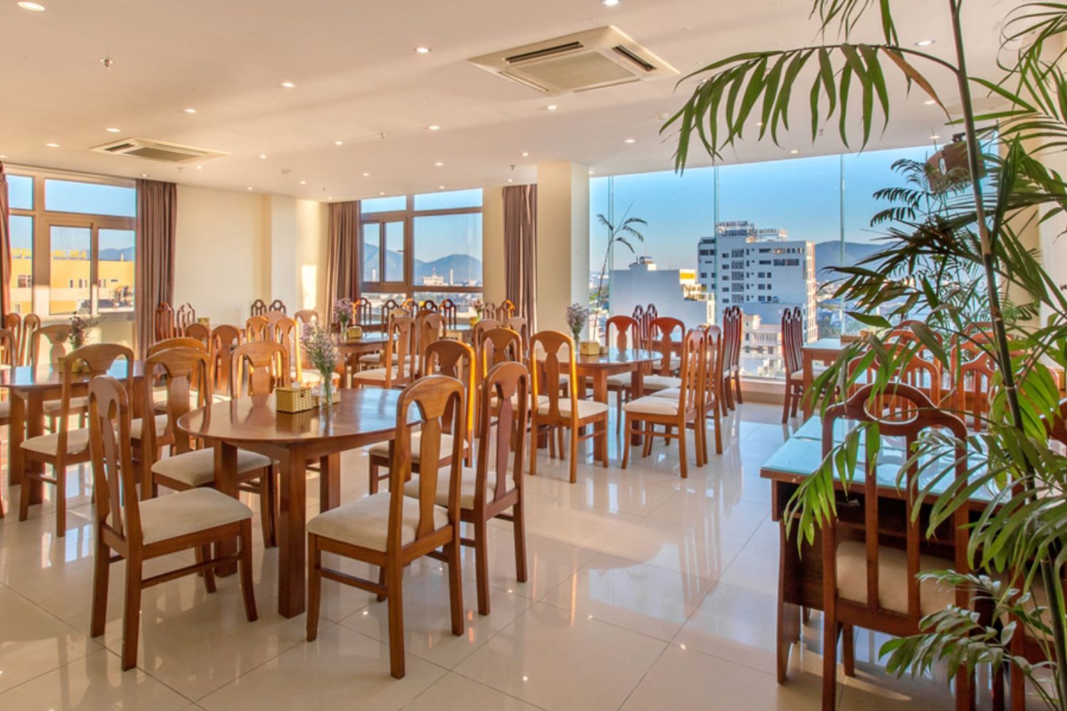 SUNVIEW Hotel đem lại sự bình yên cạnh bên bãi biển Mỹ Khê xinh đẹp 9