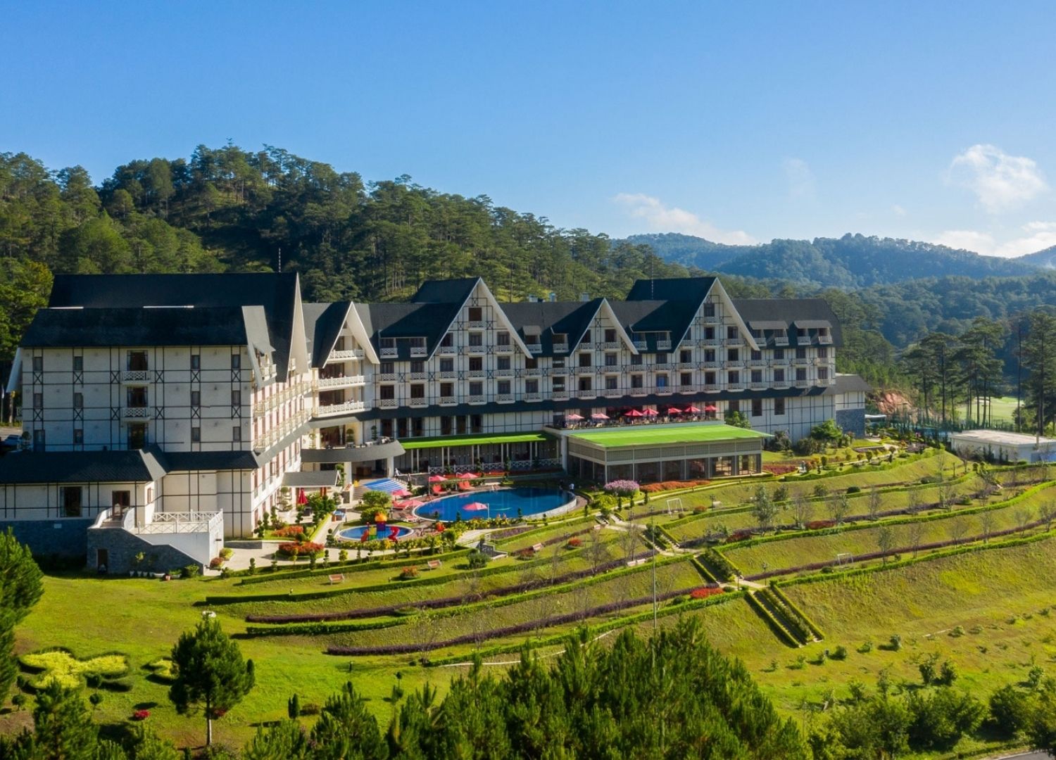 Swiss Belresort Tuyen Lam nằm gọn gàng trong mảng xanh tươi mát 2