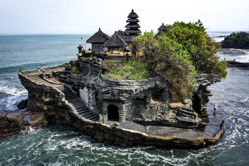 Đền Tanah Lot Bên Vách đá Linh Thiêng Nhìn Ra Biển Lớn Tại Bali 2846