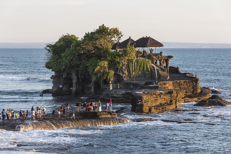 Đền Tanah Lot bên vách đá linh thiêng nhìn ra biển lớn tại Bali 2