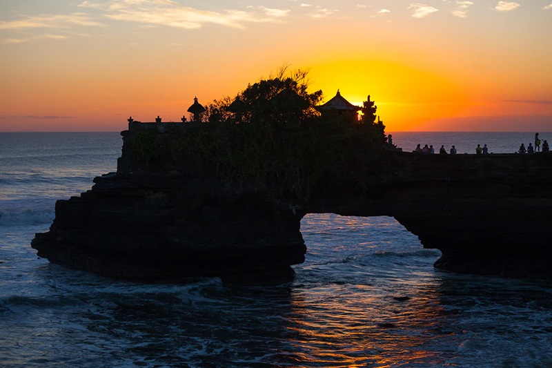 Đền Tanah Lot bên vách đá linh thiêng nhìn ra biển lớn tại Bali 10