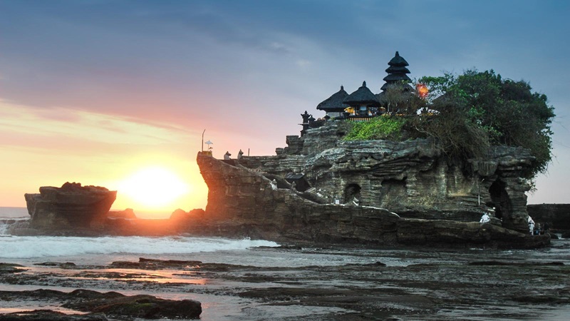 Đền Tanah Lot Bên Vách đá Linh Thiêng Nhìn Ra Biển Lớn Tại Bali 0023