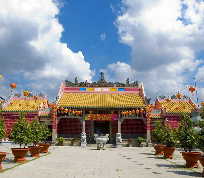Tham quan chùa Ông Biên Hòa khám phá kiến trúc Trung Hoa cổ kính