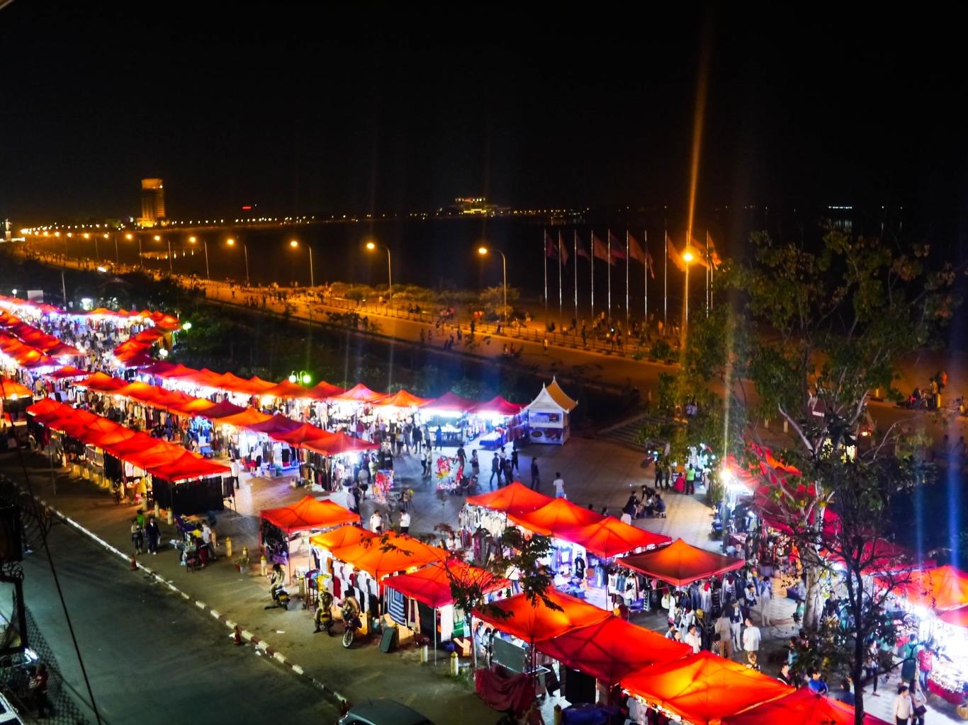 Thành phố Luông Pha Băng cổ kính nằm bên dòng sông Mê Kong 12