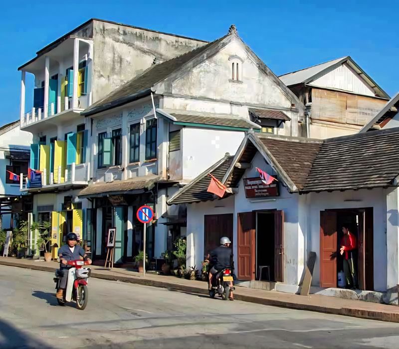 Thành phố Luông Pha Băng cổ kính nằm bên dòng sông Mê Kong