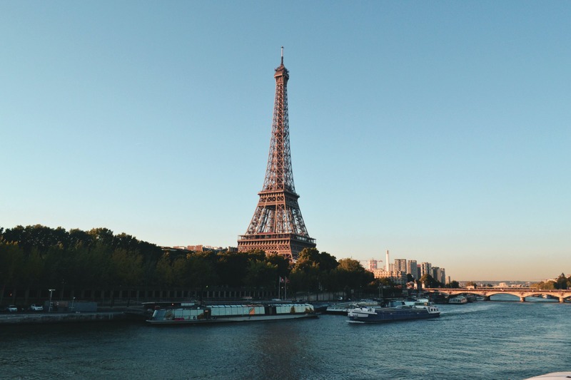 Tháp Eiffel vươn mình nơi Paris hoa lệ 2