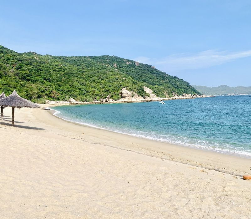 The Light Coral Island Resort ẩn mình giữa Vịnh Vân Phong