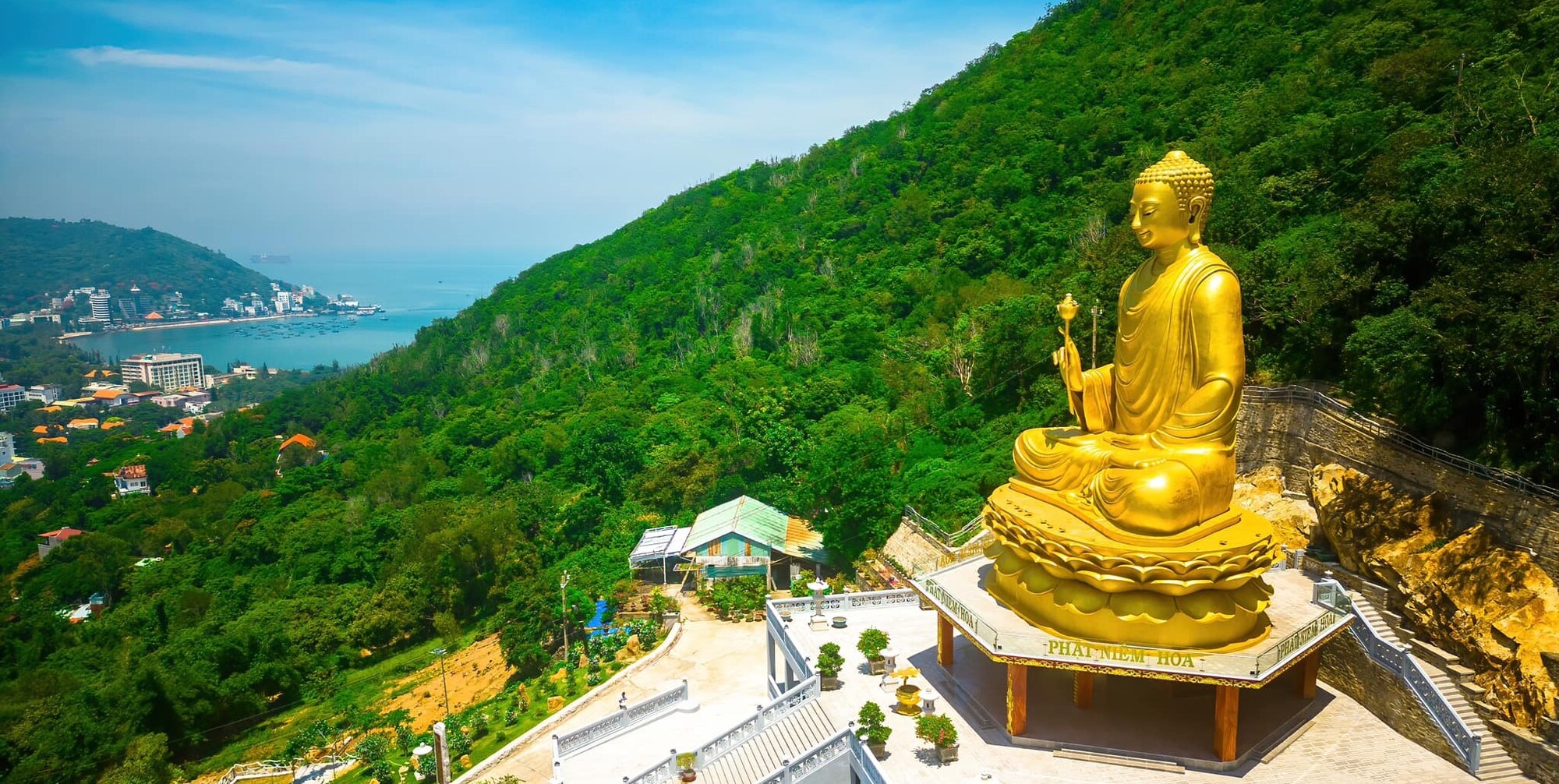 Tượng Phật Thích Ca dát vàng trên đỉnh núi tại Thiền viện Chơn Không, Vũng Tàu