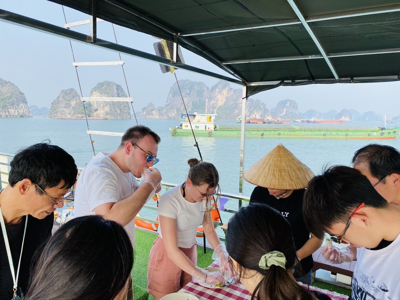 Kinh nghiệm thuê tàu đi vịnh Hạ Long khám phá di sản thiên nhiên kỳ vĩ 7