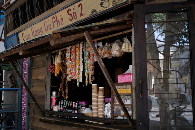 Tiệm Cà Phê Linh: Nơi thời gian dừng lại giữa Sài Gòn 1975 13