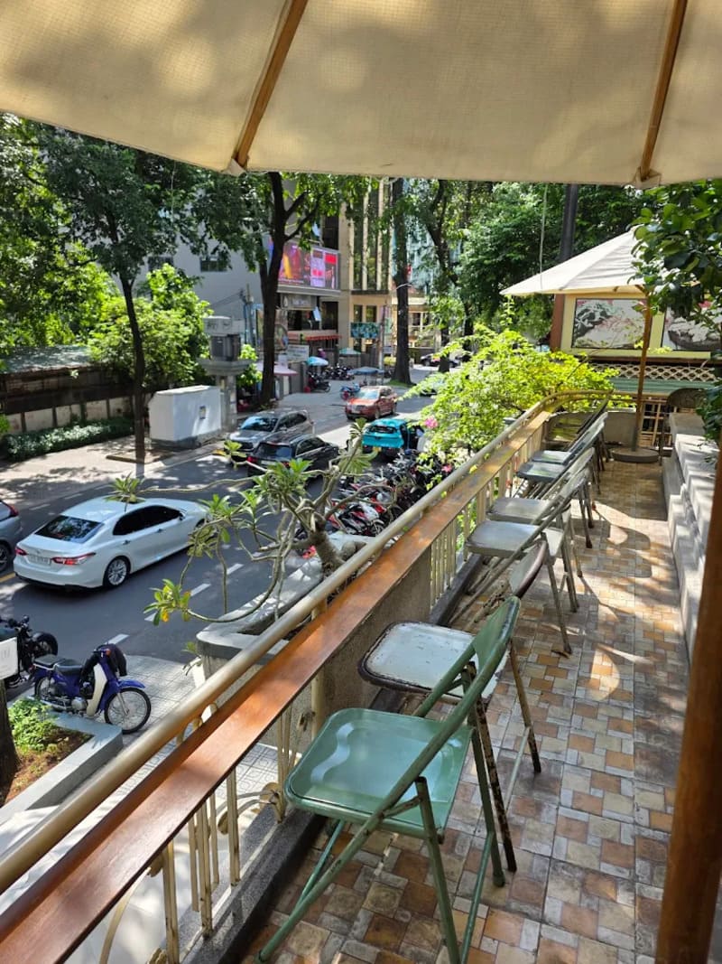 Tiệm Cà Phê Linh: Nơi thời gian dừng lại giữa Sài Gòn 1975 7