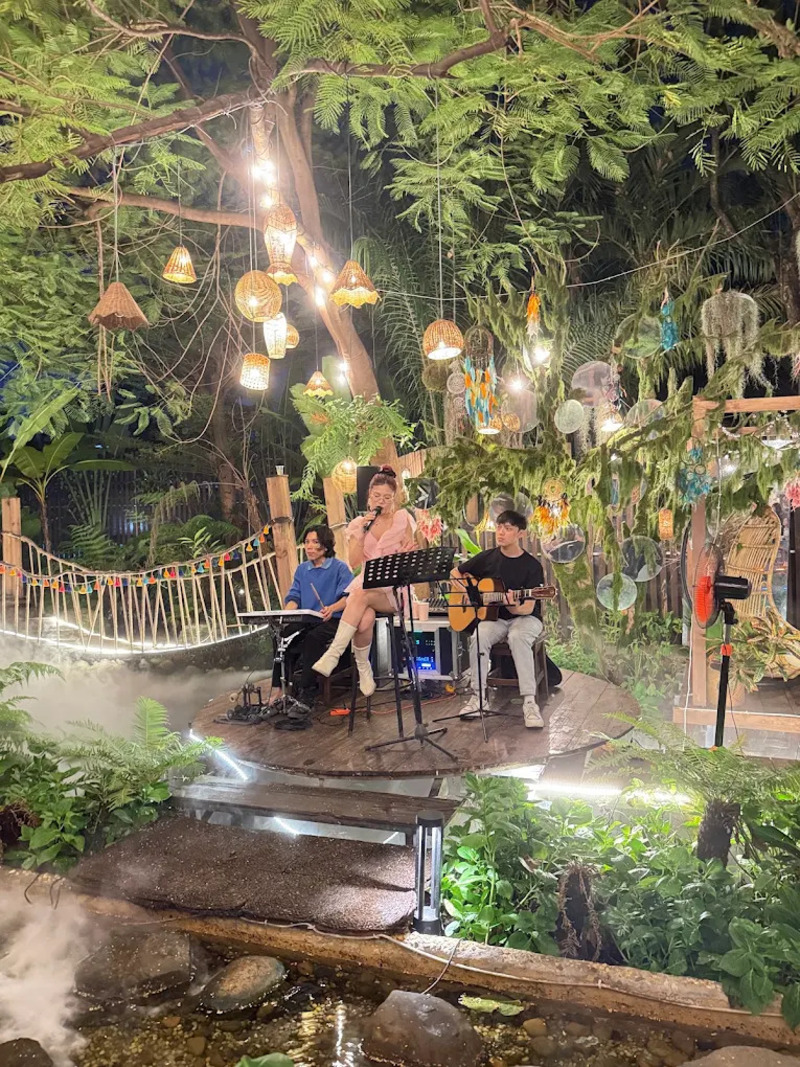 Tiệm cà phê Noọng Ơi như khu vườn cổ tích giữa lòng Sài Gòn 11