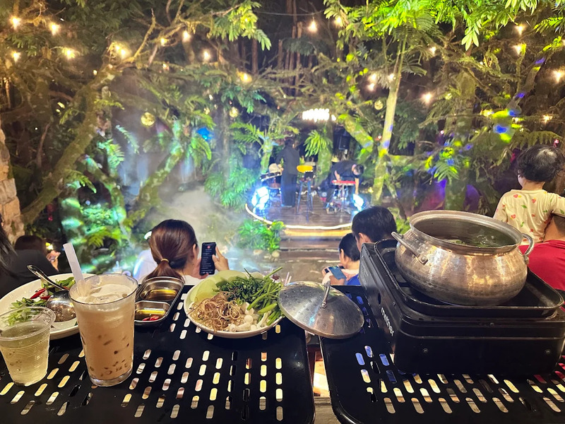 Tiệm cà phê Noọng Ơi như khu vườn cổ tích giữa lòng Sài Gòn 3