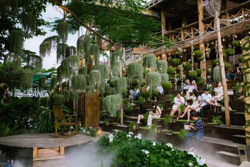 Tiệm cà phê Noọng Ơi như khu vườn cổ tích giữa lòng Sài Gòn 9