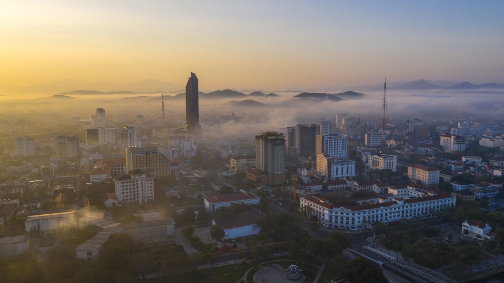 Toàn cảnh làn sương mù sáng sớm bao phủ cả thành phố Huế 2