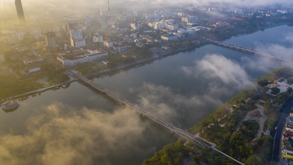 Toàn cảnh làn sương mù sáng sớm bao phủ cả thành phố Huế 9