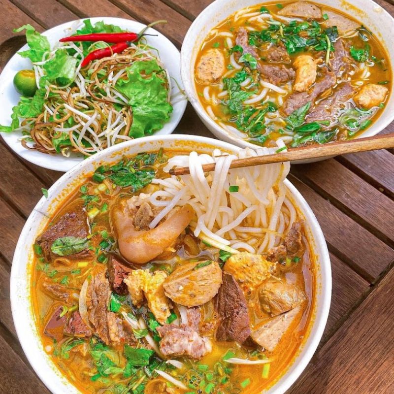 Top 8 quán bún bò Bình Thạnh dân địa phương gợi ý ăn 3