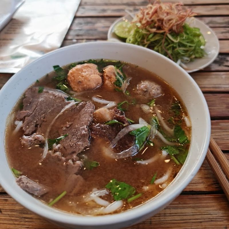 Top 8 quán bún bò Bình Thạnh dân địa phương gợi ý ăn 9