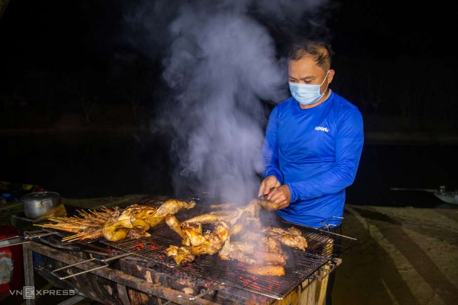 Trải nghiệm chèo kayak khám phá động Phong Nha vào ban đêm với nhiều hấp dẫn 10