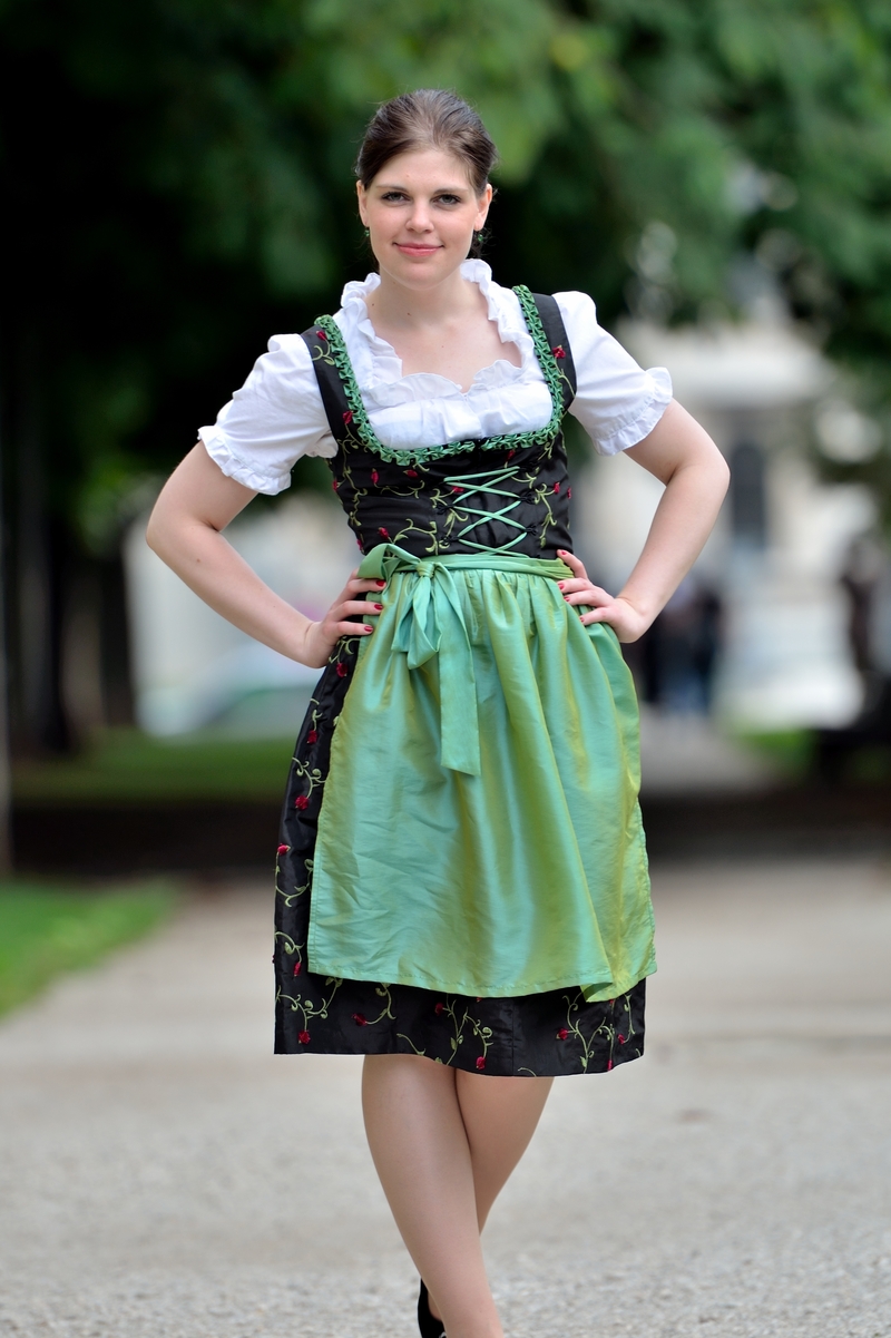 Trầm trồ trước trang phục truyền thống Dirndl của nước Đức 2