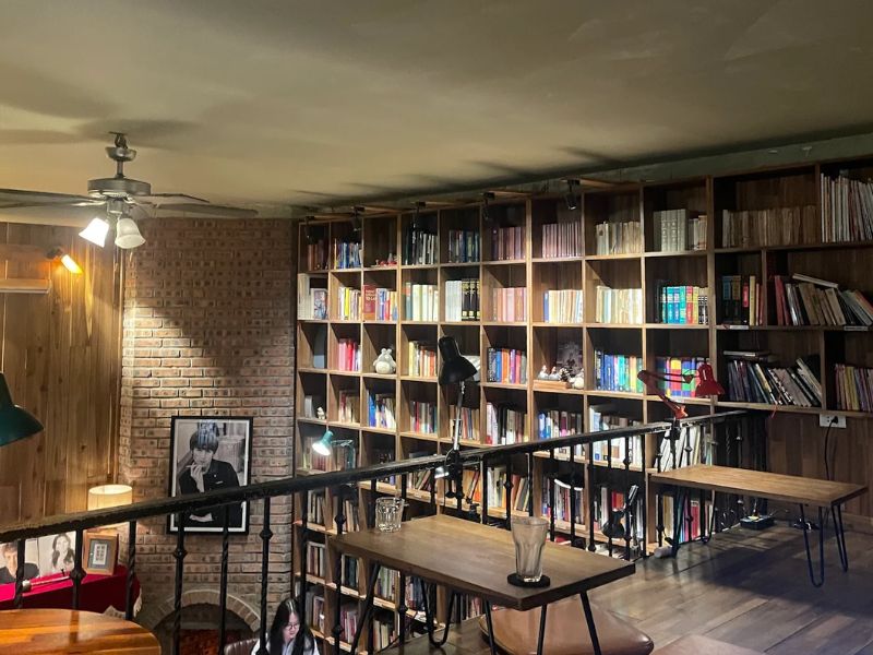 Tranquil Books & Coffee: Quán café - thư viện phong cách vintage 2