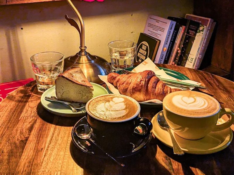 Tranquil Books & Coffee: Quán café - thư viện phong cách vintage 9