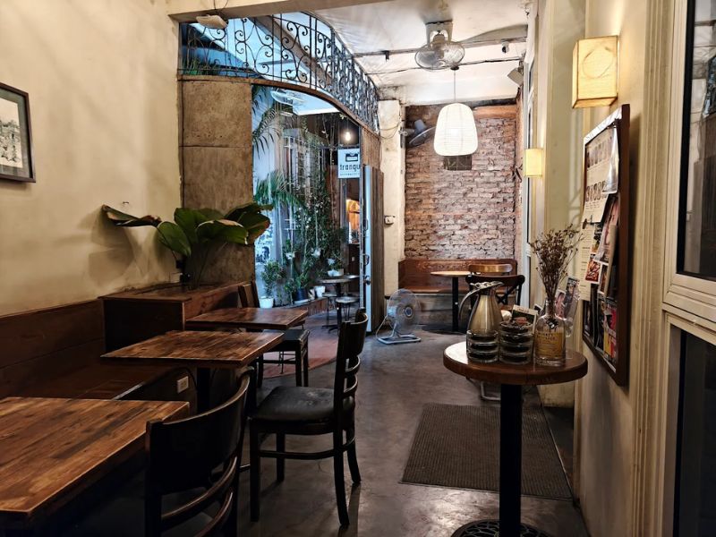 Tranquil Books & Coffee: Quán café - thư viện phong cách vintage 3