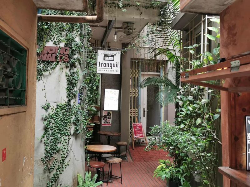 Tranquil Books & Coffee: Quán café - thư viện phong cách vintage 5
