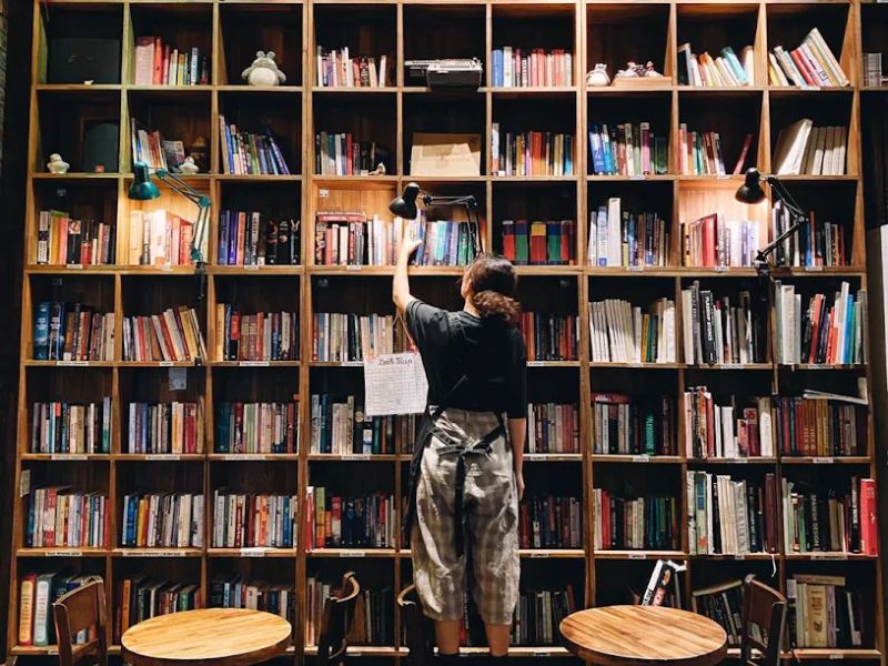 Tranquil Books & Coffee: Quán café - thư viện phong cách vintage 4