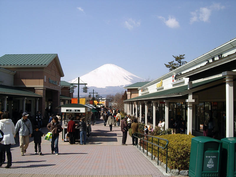 Thả ga mua sắm tại Gotemba Outlet sầm uất bậc nhất Nhật Bản 4