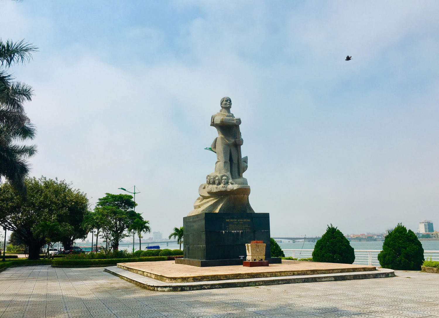 Về thăm Tượng đài mẹ Suốt Quảng Bình bên sông Nhật Lệ 3