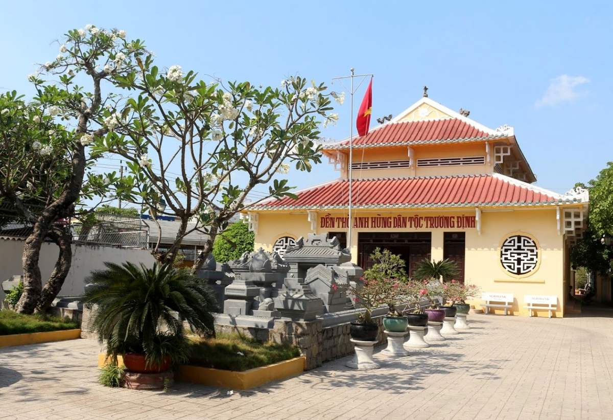 Viếng thăm Di tích lăng mộ và đền thờ Trương Định tại Gò Công 2