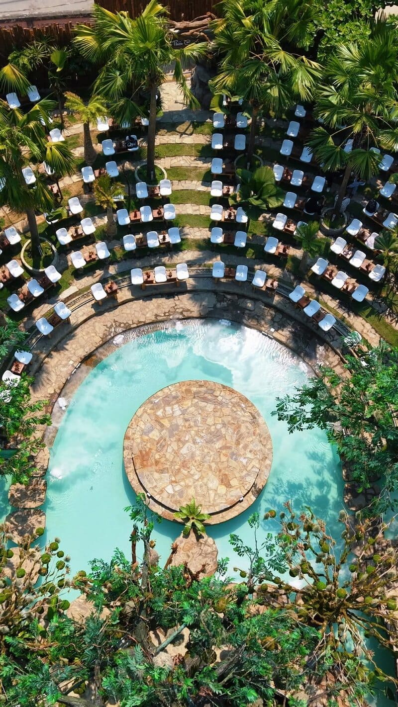 Vườn Thiên Giới, tiệm cà phê gây bão Sài Gòn với thác nước 6.5m 2