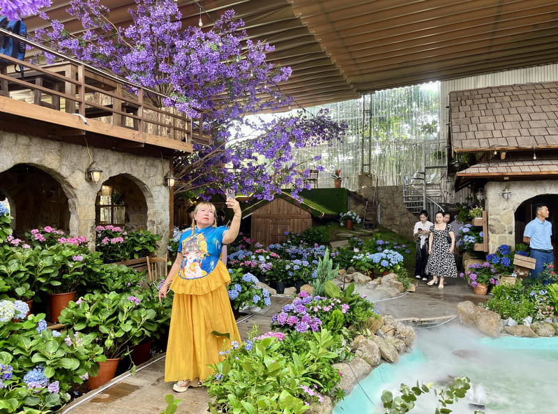 Vườn Thiên Giới, tiệm cà phê gây bão Sài Gòn với thác nước 6.5m 4