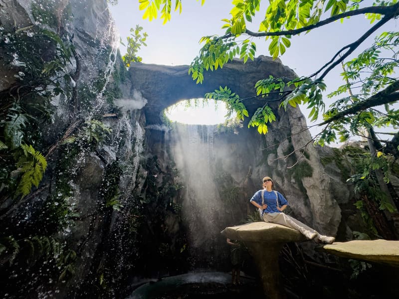 Vườn Thiên Giới, tiệm cà phê gây bão Sài Gòn với thác nước 6.5m 7