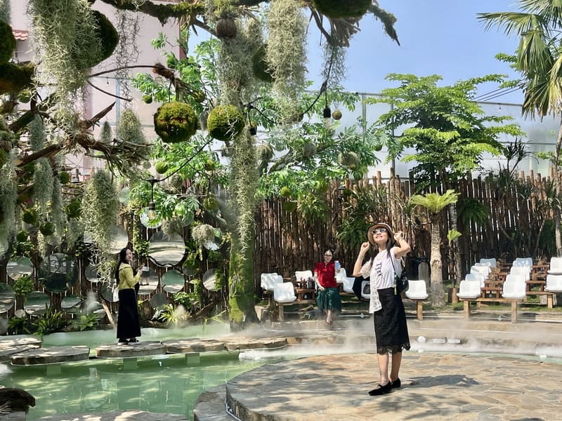 Vườn Thiên Giới, tiệm cà phê gây bão Sài Gòn với thác nước 6.5m 9