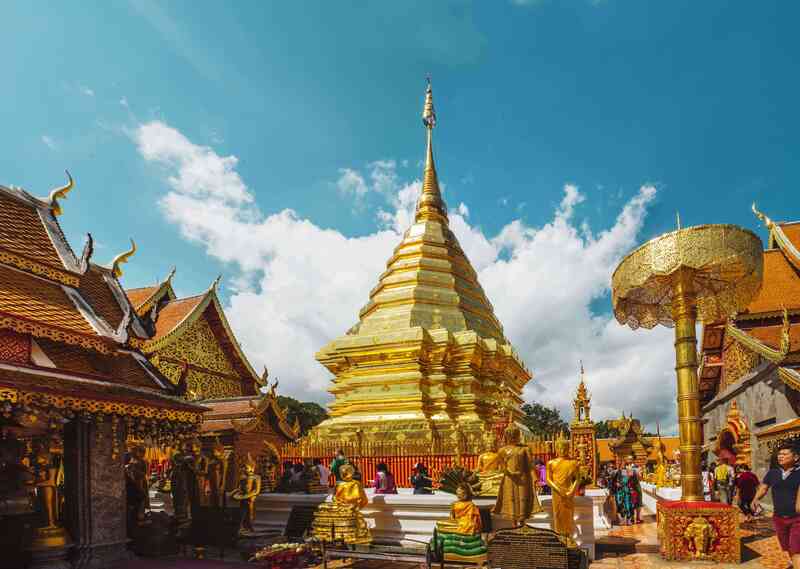 Wat Phra That Doi Suthep lấp lánh ánh vàng bên sườn núi Chiang Mai 2