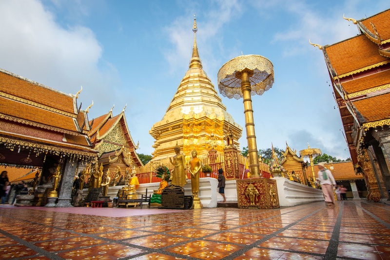 Wat Phra That Doi Suthep lấp lánh ánh vàng bên sườn núi Chiang Mai 4