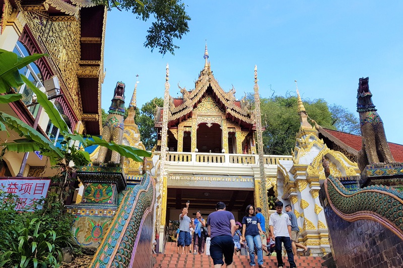 Wat Phra That Doi Suthep lấp lánh ánh vàng bên sườn núi Chiang Mai 9