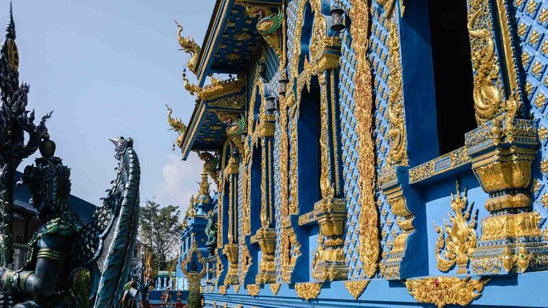 Wat Rong Suea Ten, chùa Xanh rực rỡ một góc trời Chiang Rai 9