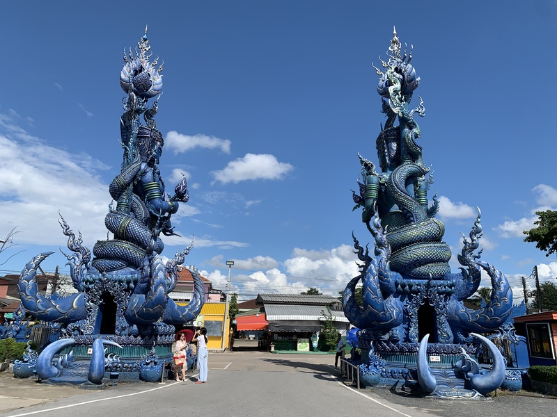 Wat Rong Suea Ten, chùa Xanh rực rỡ một góc trời Chiang Rai 4