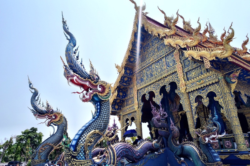 Wat Rong Suea Ten, chùa Xanh rực rỡ một góc trời Chiang Rai 7