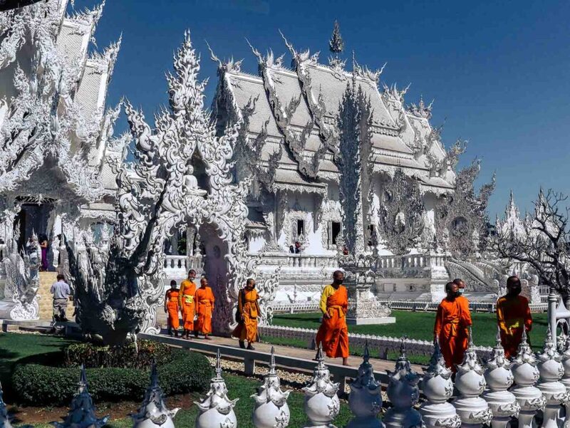 Wat Rong Suea Ten, chùa Xanh rực rỡ một góc trời Chiang Rai 12