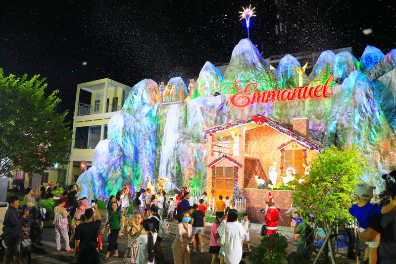 Xóm đạo Quận 8 nhộn nhịp và lung linh dưới ánh đèn Giáng Sinh 6