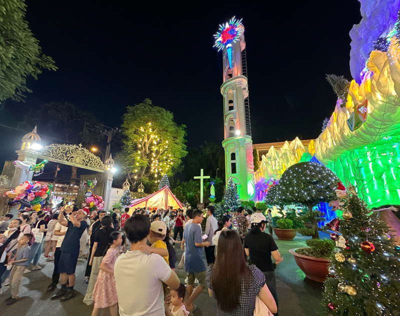 Xóm đạo Quận 8 nhộn nhịp và lung linh dưới ánh đèn Giáng Sinh 10