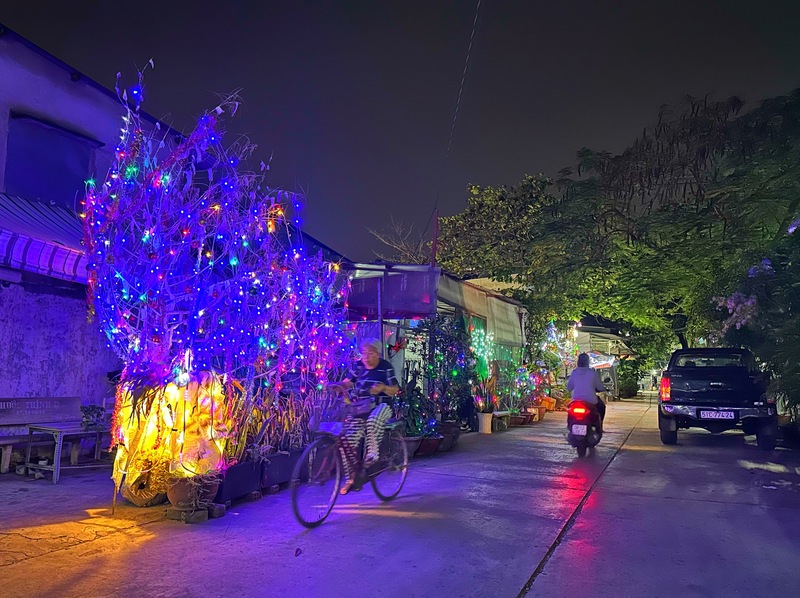 Xóm đạo Quận 8 nhộn nhịp và lung linh dưới ánh đèn Giáng Sinh 20