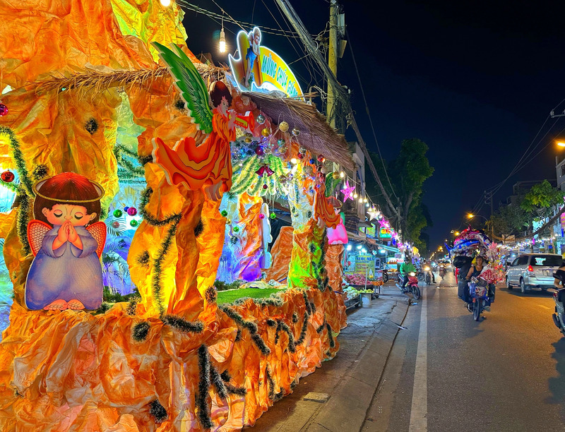 Xóm đạo Quận 8 nhộn nhịp và lung linh dưới ánh đèn Giáng Sinh 2