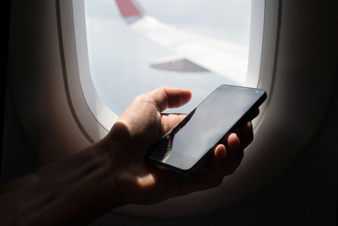 Không tắt điện thoại khi đi máy bay, chuyện gì sẽ xảy ra? 3